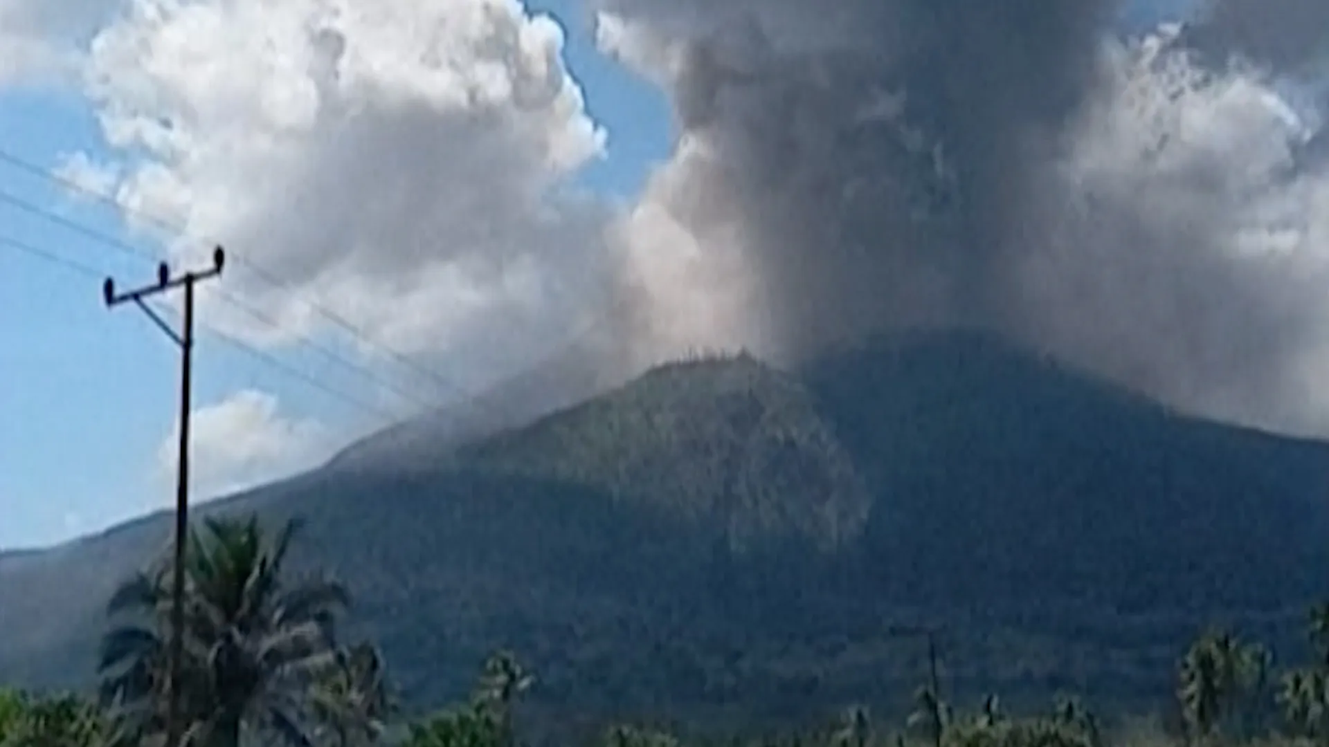 Timelapse video shows Indonesian volcano erupting | Volcanoes